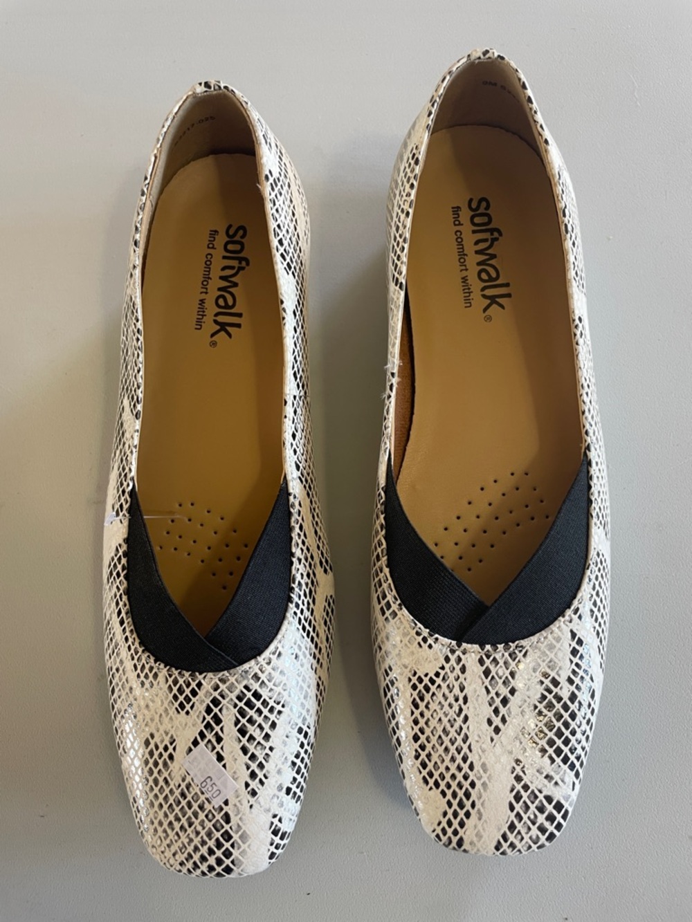 Softwalk Women's Brown And Cream Alligator Print Flat Shoes. Near New Condition.